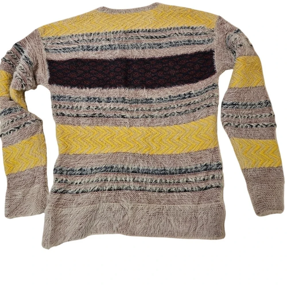 Hem & Thread Sweater Size Large - Picture 3 of 5